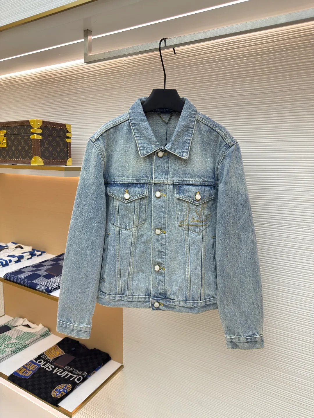 LOUIS VUITTON patch letter denim jacket ●Authentic product: purchased and developed for 16700 ●Item number: 1680028-B35 ●Fabric: denim fabric ●Technology: washed production ●Version: fitted version ●Weight: about 1050 grams ●Size: 46-48-50-52 ●Description: Letters gold gold thread embroidered denim Brand presbyopia logo iconic pattern It has a strong street American style and is very chic. The whole piece is still the same loose version as always, which hides the flesh. The regular denim lapel design gives people a smart and generous look. Customized logo buttons and leather labels come with a full set of accessories. It is cool, stylish and fairy-like. It is also an absolute C-position piece and is highly recommended!  Very heavy work, exquisite details, special washing process, multiple washings can show the same perfect washing color effect as the original. The overall wiring is straight and delicate, the fabric is comfortable and soft, and the color is consistent without color difference. It can be matched with the same style to create a fashionable look and control various occasions. Customized accessories, complete with three standards, same style for men and women!